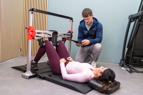 Sporter tijdens krachtmeting bij Joint Care Performance